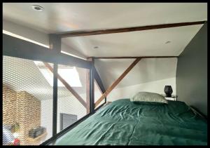 een bed in een kamer met een groot raam bij 06. Le New york Style By Fanny .S in Saint-Quentin