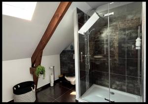 een badkamer met een glazen douche en een toilet bij 06. Le New york Style By Fanny .S in Saint-Quentin