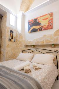 1 dormitorio con 1 cama con toallas en maison27, en Bari
