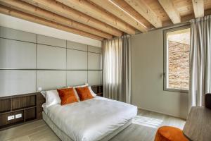 una camera da letto con un grande letto e una finestra di Do Pomi Suite a Treviso