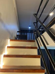 eine Treppe, die in die 2. Etage führt in der Unterkunft Ashford’s Crib in Manila
