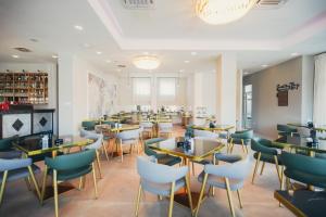 Ein Sitzbereich in der Unterkunft Wellness Spa Hotel Jola