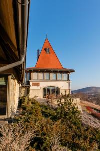 una casa con techo naranja en una colina en Harmonia Mundi, en Vlaha