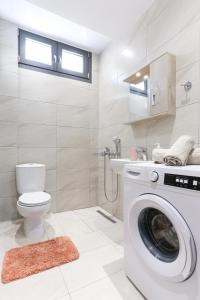 łazienka z pralką i toaletą w obiekcie Nikolas Villa w mieście Gournes