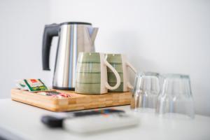 einen Tisch mit Kaffeemaschine und zwei Weingläsern in der Unterkunft Orgula in Lumbarda