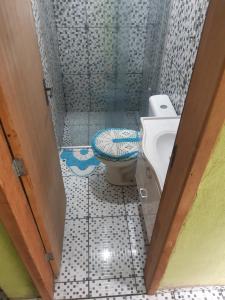 uma casa de banho com um WC e um lavatório em Bairro tranquilo ha dez minutos de carro do centro da cidade em Curitiba