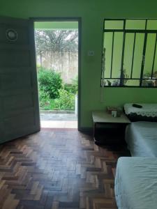 um quarto com duas camas e uma porta com uma janela em Bairro tranquilo ha dez minutos de carro do centro da cidade em Curitiba
