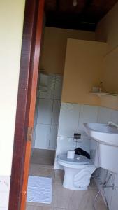 een badkamer met een toilet en een wastafel bij A sossego in Cayru