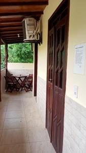 een ingang naar een gebouw met een deur en een ventilator bij A sossego in Cayru