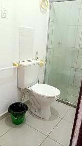 een badkamer met een toilet en een glazen douche bij A sossego in Cayru