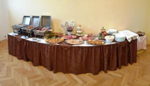 una tavola con molti tipi di cibo diversi di Hotel Morava a Jevíčko