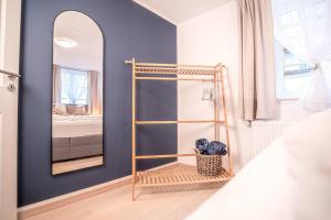 1 dormitorio con espejo y 1 cama en una habitación en Gemütliche Oase im Denkmal en Bönnigheim