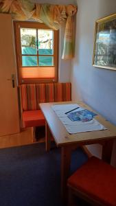 um quarto com uma mesa, uma cadeira e uma janela em Viehhofgut em Bruck an der Grossglocknerstrasse
