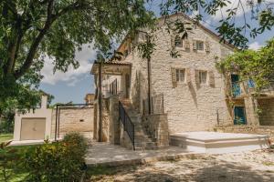 Tòa nhà nơi biệt thự tọa lạc