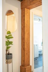 a hallway with a wooden pillar with a potted plant at Gemütliche Oase im Denkmal in Bönnigheim