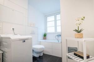 biała łazienka z toaletą i umywalką w obiekcie Gemütliche Oase im Denkmal w mieście Bönnigheim