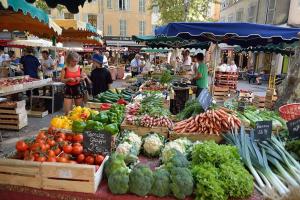 a market with fruits and vegetables on display at Les Bouteilles - 1 chambre hyper centre - 6p - Wifi in Aix-en-Provence