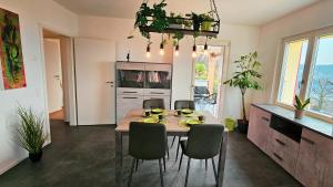 uma cozinha e sala de jantar com mesa e cadeiras em Bellavista Apartment with Free Parking em Lugano
