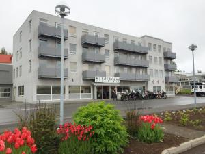 un edificio con moto parcheggiate di fronte di Hildibrand Apartment Hotel a Neskaupstaður