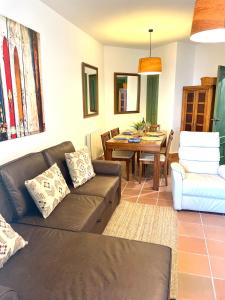 un soggiorno con divano e tavolo di Apartamento La Visera Plaza Andalucía a Sierra Nevada