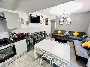 Spacious Retreat: 8BR House in Prime Location tesisinde mutfak veya mini mutfak