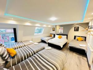 Spacious Retreat: 8BR House in Prime Location tesisinde bir odada yatak veya yataklar