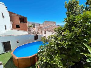 Výhled na bazén z ubytování La Palmera. Casa rural con piscina privada. nebo okolí