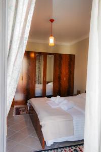 1 Schlafzimmer mit 2 Betten und weißen Handtüchern in der Unterkunft New Bazaar Bliss in Tirana