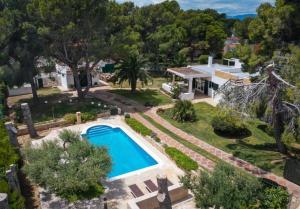 - une vue aérienne sur une villa avec une piscine dans l'établissement La Mandioca, à Calafat