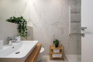 ブカレストにあるBOTANlQUE 1BR in Business Centreの洗面台とトイレ付きのバスルーム +32枚の写真