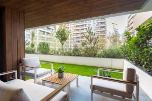 ブカレストにあるBOTANlQUE 1BR in Business Centreの庭の景色を望むバルコニー