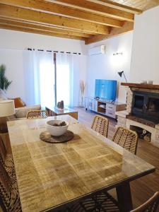 - un salon avec une table et un bol dans l'établissement Duplex El Refugio de La Bolera, à Arroyo Frío