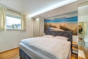 een slaapkamer met een groot bed en een schilderij aan de muur bij Well-Home Apartments Velden Top1 in Velden am Wörthersee