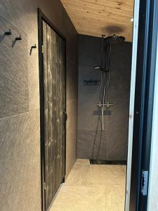 una doccia con porta in vetro in bagno di Kimmelvilla Pyhä - Ski-in, modern design and spectacular scenery a Pyhätunturi
