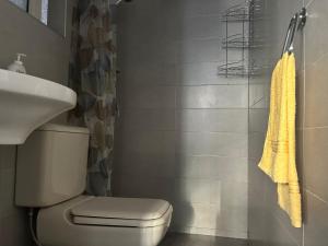 bagno con servizi igienici bianchi e lavandino di Esperjenza Apartment St Julians a Paceville