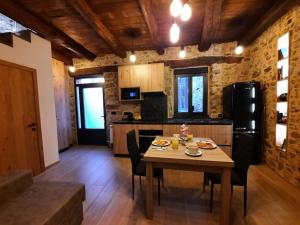 Folgoso de la Ribera的住宿－El Regueron，厨房配有餐桌和食物