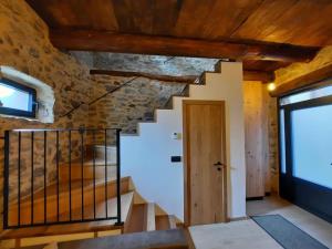 escalera en una habitación con pared de piedra en El Regueron, en Folgoso de la Ribera