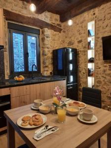 una mesa de madera con comida en la cocina en El Regueron, en Folgoso de la Ribera