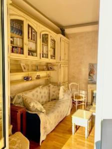 uma sala de estar com um sofá e uma mesa em 2 pièces au centre de Monaco em Monte Carlo
