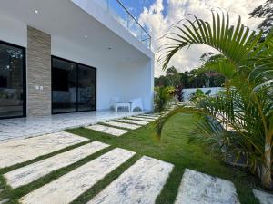 een binnenplaats van een huis met een palmboom bij Espectacular Villa En Alquiler in Las Terrenas