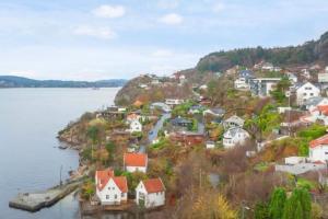 una pequeña ciudad en una colina junto al agua en Villa by the sea, close to the city, with panoramic views en Bergen