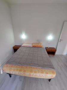 duas camas individuais num quarto com duas mesas em Carpe Diem em Treviso