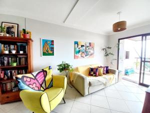 sala de estar con sofá y 2 sillas en Portal do Santinho Vista Mar, en Florianópolis