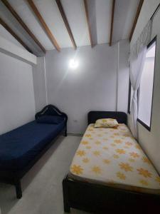 Habitación pequeña con cama y ventana en Casa de descanso unifamiliar - Venecia, Antioquia, en Venecia