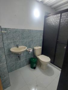 ein Bad mit einem WC und einem Waschbecken in der Unterkunft Casa de descanso unifamiliar - Venecia, Antioquia in Venecia