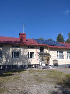 Muuruvesi的住宿－Summer Home，屋顶上设有太阳能电池板的房子