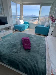 1 dormitorio con cama y vistas al océano en Un Rincon en el Mar, en Bellreguart