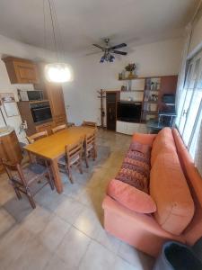 Carpe Diem في تريفيزو: غرفة معيشة مع أريكة وطاولة طعام