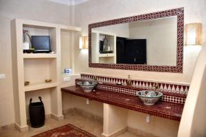 ein Badezimmer mit zwei Waschbecken und einem großen Spiegel in der Unterkunft Villa sur Colline son vis-à-vis in Marrakesch