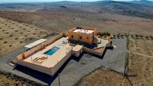 uma vista aérea de uma casa no meio de um deserto em Villa sur Colline son vis-à-vis em Marrakech